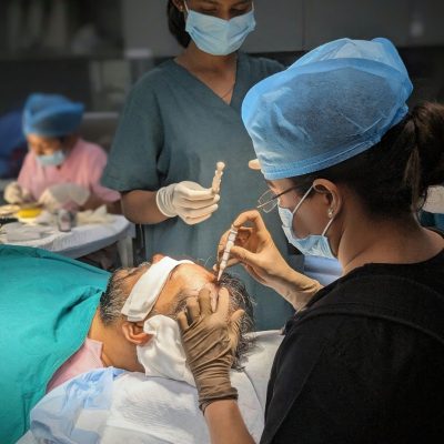 Dr. Shalini Malhotra performing an advanced FUE hair transplant in Delhi